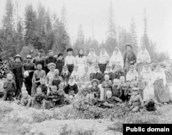 Membri ai sectei Duhobor în Canada la începutul anilor 1900. Mii de membri ai sectei religioase fugiseră de persecuția din Rusia țaristă și s-au stabilit în Canada.