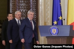 Sorin Grindeanu a fost numite premier de o coaliție politică din care făcea parte, în 2017, PD și ALDE. În imagine, în fața lui Grindeanu, apare Liviu Dragnea, fostul șef PSD și Călin Popescu Tăriceanu, fostul lider ALDE.
