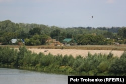 Бетонные укрепления на берегу Урала. Село Облавка, Западно-Казахстанская область, 4 августа 2023 года