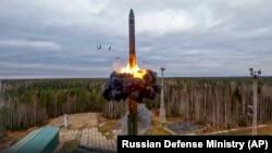 O rachetă balistică intercontinentală Yars este testată în cadrul exercițiilor nucleare ale Rusiei, la un sit de lansare din Plesetsk, în nord-vestul țării, pe 26 octombrie 2022.