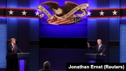 Presidenti amerikan, Joe Biden (djathtas) dhe ish-presidenti amerikan, Donald Trump, në debatin presidencial të vitit 2020.