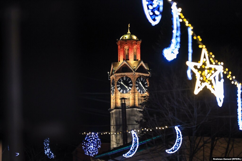 Dekori me drita i vendosur për nder të muajit të shenjtë mysliman, Ramazanit, ndërsa në sfond ngrihet Sahat-kulla e Prishtinës. 