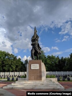 Mutat de mai multe ori Monumentul ostașului sovietic eliberator din București a ajuns în cimitirul din Pipera pe parcela mormintelor sovietice.