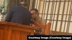 Владимир Кадария и его адвокат в зале суда.
