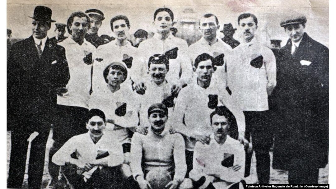 Prima echipă românească de fotbal, Olympia, în 1909. Pe rândul din stânga jos este Mario Gebauer, cel care a adus prima minge de fotbal din România și avea să fie primul președinte al Federației de Fotbal.