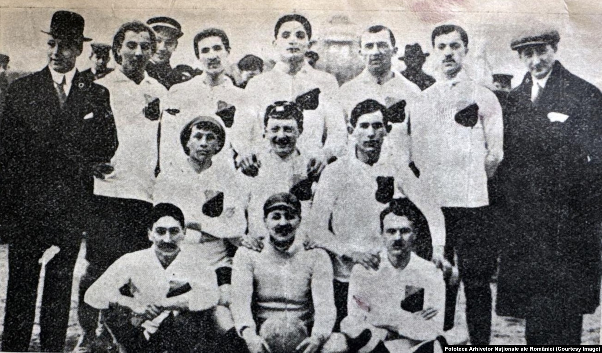 Prima echipă românească de fotbal, Olympia, în 1909. Pe rândul din stânga jos este Mario Gebauer, cel care a adus prima minge de fotbal din România și avea să fie primul președinte al Federației de Fotbal.