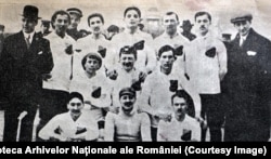 Prima echipă românească de fotbal, Olympia, în 1909. Pe rândul din stânga jos este Mario Gebauer, cel care a adus prima minge de fotbal din România și avea să fie primul președinte al Federației de Fotbal.