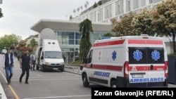 Vozilo hitne pomoći ispred zgrade Kliničkog centra Srbije u Beogradu, maj 2023. 