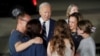 Președintele Joe Biden și vicepreședinta Kamala Harris, alături de jurnalista Europei Libere, Alsu Kurmasheva (cu spatele, în hanorac albastru, n.r.) și familia ei.