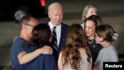 Președintele Joe Biden și vicepreședinta Kamala Harris, alături de jurnalista Europei Libere, Alsu Kurmasheva (cu spatele, în hanorac albastru, n.r.) și familia ei.