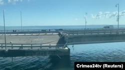 Поврежденный участок дороги после предполагаемого нападения на Крымский (Керченский) мост, который соединяет материковую часть России с Крымским полуостровом через Керченский пролив, 17 июля 2023 года.