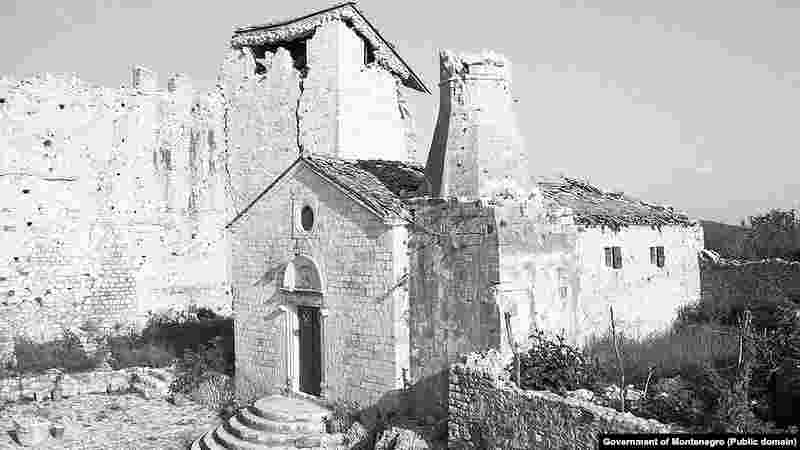 Pagubele cauzate de cutremur au fost imense. Cu toate acestea, adevărata pierdere a fost deteriorarea celor 1.600 de monumente culturale și istorice ale Muntenegrului, cum ar fi&nbsp;&nbsp;Biserica-Moschee&nbsp; din Ulcinj. Multe case de pe coasta de sud, din orașul vechi Ulcinji, nu au mai fost reconstruite.