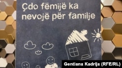 Një baner me mbishkrimin: "Çdo fëmijë ka nevojë për familje" shihet në hyrje të një konference për strehimin e fëmijëve në Prishtinë, 12 dhjetor 2023.