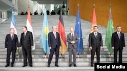 German Chancellor Olaf Scholz (third from right) meets with the five Central Asian presidents in Berlin on September 29.