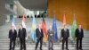 Cancelarul german Olaf Scholz (al treilea din dreapta) se întâlnește cu cei cinci președinți din Asia Centrală la Berlin, la 29 septembrie 2023.