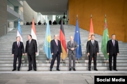 German Chancellor Olaf Scholz (third from right) meets with the five Central Asian presidents in Berlin on September 29.