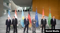 Cancelarul german Olaf Scholz (al treilea din dreapta) se întâlnește cu cei cinci președinți din Asia Centrală la Berlin, la 29 septembrie 2023.