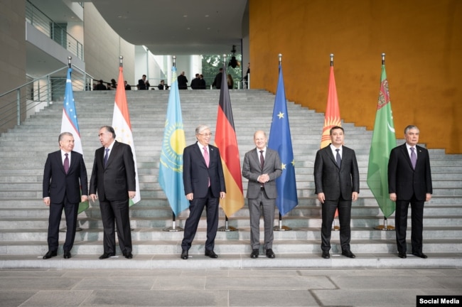 Президенты стран Центральной Азии и канцлер Германии Олаф Шольц во время саммита в Берлине. 29 сентября 2023 года