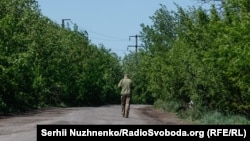 Украинский военный в селе недалеко от Очеретино 30 апреля 2024 года