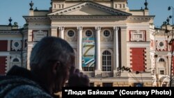 Иркутск мэрінің орынбасары Z таңбасына бейнеленген баннер "Отанымызды, халқымыз бен дәстүрімізді қорғайды" дейді.
