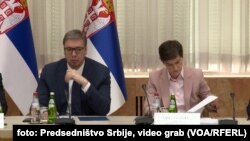 Presidenti i Serbisë, Aleksandar Vuçiq, dhe kryeministrja e Serbisë, Ana Bërnabiq, gjatë mbledhjes së Qeverisë së Serbisë. 25 prill 2023.