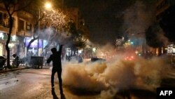  Протестиращи се сблъскаха с полицията пред централата на Hellenic Train след смъртоносна влакова злополука покрай град Лариса, 2 март 2023 година 