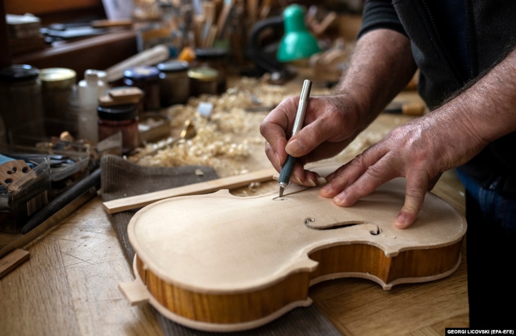 &quot;Ju duhet të zhyteni në vetë profesionin -- ndërtimi i instrumentit, ndërtimi i tingullit -- duke harmonizuar gjithçka që e bën instrumentin të krijojë tingullin më të mirë&quot;, shpjegon ai. Një nga materialet më të rëndësishme është druri &quot;shumë akustik&quot;, si bredhi dhe panja, që për fat të mirë të Bogdanovskit, gjendet afër në malet e Bosnjës dhe Hercegovinës.