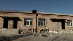 «Կհարմարվենք». Մասիսի հին հիվանդանոցի շենքում Արցախից տեղահանված մի քանի ընտանիք 0-ից տուն է սկսել կառուցել