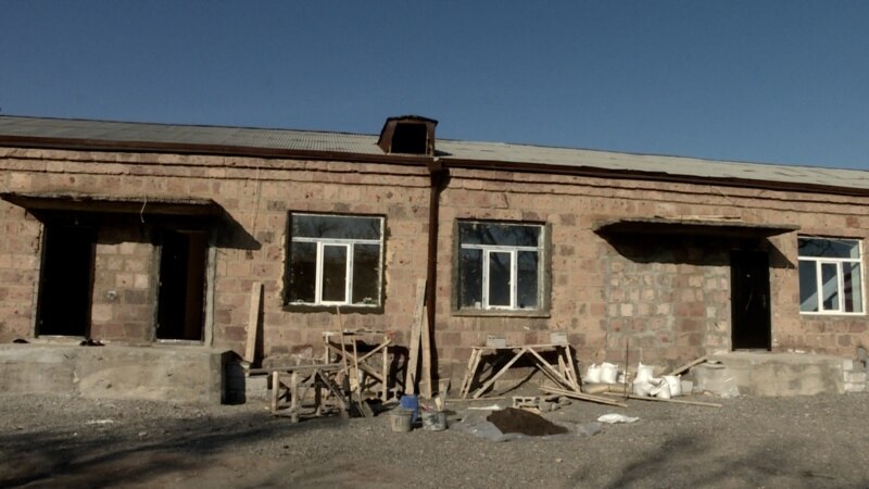 «Կհարմարվենք». Մասիսի հին հիվանդանոցի շենքում Արցախից տեղահանված մի քանի ընտանիք 0-ից տուն է սկսել կառուցել
