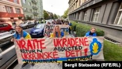 Акція протесту в Празі біля російського посольства, травень 2023 року