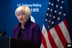 Secretarul Trezoreriei Janet Yellen vorbește în timpul unei conferințe de presă la Ambasada SUA la Beijing, duminică, 9 iulie 2023.