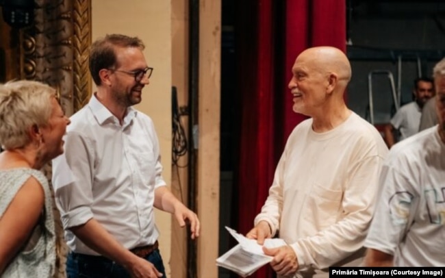 Întâlnire între John Malkovich și Dominic Fritz, primarul Timișoarei, în teatrul condus de Ada Hausvater