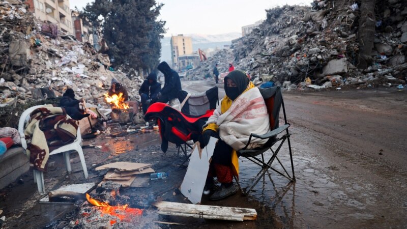 Все меньше шансов найти выживших под завалами. Число жертв землетрясения в Турции и Сирии превысило 37 тысяч