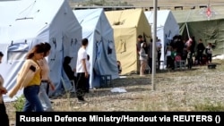Гражданские лица, эвакуированные российскими миротворцами после наступательной операции вооруженных сил Азербайджана в Нагорном Карабахе, регионе, населенном этническими армянами. Кадр из видео, опубликованного 21 сентября 2023 года