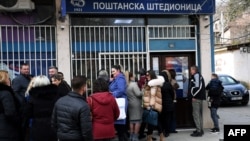 Građani u redu ispred Banke Poštanske štedionice čekaju da da podignu svoje plate i penzije u dinarima, Severna Mitrovica, Kosovo, 21. februar 2024.