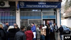 Srbi u redu za Banku Poštanska štedionica kako bi u dinarima podigli svoja primanja, Severna Mitrovica, 21. februara 2024.