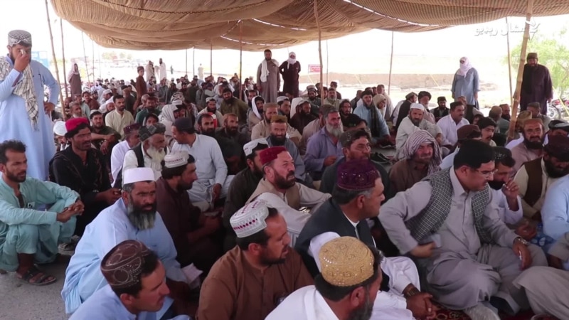 بلوچستان کې کروندګرو د بجلۍ د کمي پرضد پیه جام هړتال کړی دی