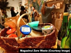 Coș de cumpărături, la Magazinul Zero Waste.