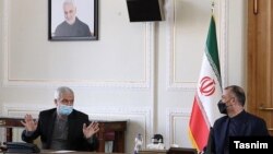 وزیر خارجه جمهوری اسلامی در کنار سرپرست سفارت ایران در کابل؛ حسن کاظمی قمی، چپ، پیشتر از فرماندهان نیروی قدس سپاه پاسداران بوده است