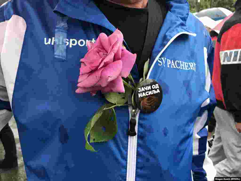 Детал од протестот, организаторите ги поканија учесниците на протестот да донесат цвеќе за да покажат почит кон жртвите од масовните убиства на почетокот на мај и сочувство до семејствата и пријателите на починатите. Белград, 27 мај 2023 година.