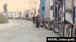 С 20 августа на пограничном переходе между Казахстаном и Кыргызстаном стоит очередь из сотен грузовых автомобилей