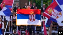 Predsednik Srbije Aleksandar Vučić pokazuje zastavu Srbije na "Svesrpskom saboru" u Beogradu, 8. jun 2024.