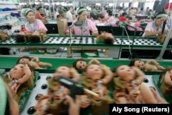 Производственная линия фабрики игрушек в городе Панью в китайской провинции Гуандун