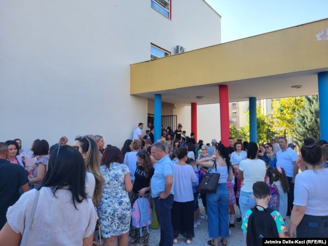 Prindërit i dërgojnë fëmijët e tyre në ditën e parë të vitit të ri shkollor në Shkollën Fillore 'Gjon Buzuku' në Tiranë, 11 shtator 2023.