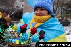 Гражданка Украины Людмила Курас проводит благотворительную акцию в помощь украинцам, которые пострадали от войны. 24 февраля 2024 года