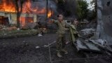 Украинский военнослужащий зовёт парамедиков. На земле лежат тела погибших и раненые в результате российской ракетной атаки на оживлённый рынок в центре Константиновки, 6 сентября 2023 года.<br />
<br />
Украинские официальные лица заявили, что жертвами нападения стали по меньшей мере 17 человек&nbsp;<br />
&nbsp;