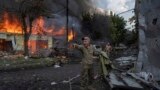 Український військовослужбовець кричить парамедикам, коли навколо нього лежать тіла загиблих і поранених після ракетного обстрілу ринку в центрі Костянтинівки, 6 вересня 2023 року.<br />
<br />
За даними МВС України, внаслідок російської атаки загинули 17 людей. Пошуково-рятувальну операцію в Костянтинівці завершили<br />
&nbsp;