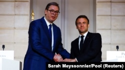French President Emmanuel Macron (right) and Serbian President Aleksandar Vucic before a working dinner at the Elysee Palace in Paris on April 8
