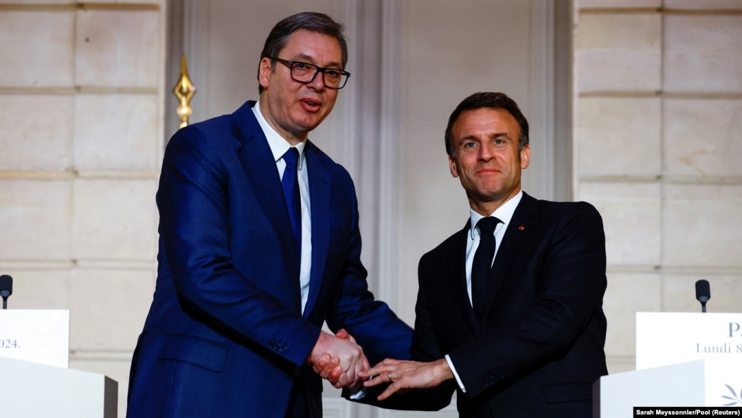 Președintele francez Emmanuel Macron (dreapta) și președintele sârb Aleksandar Vucic, la Paris. 8 aprilie 2024