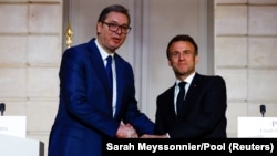 Președintele francez Emmanuel Macron (dreapta) și președintele sârb Aleksandar Vucic, la Paris. 8 aprilie 2024